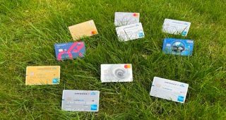 Een aantal creditcards in het gras