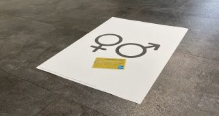 creditcard met mannen en vrouwen symbool