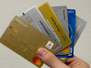 6 creditcards in een hand
