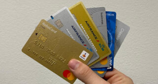 6 creditcards in een hand
